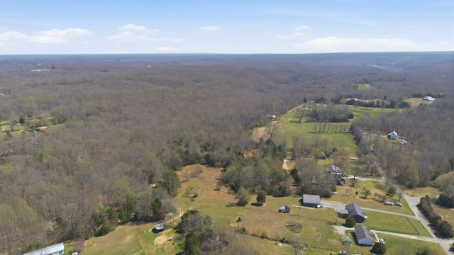 1041 Twin Creek Rd, Charlotte, TN 37036