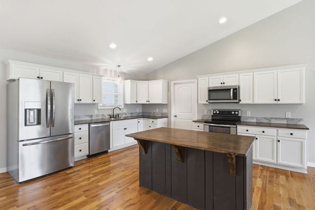 1041 Twin Creek Rd, Charlotte, TN 37036