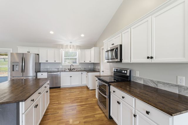 1041 Twin Creek Rd, Charlotte, TN 37036