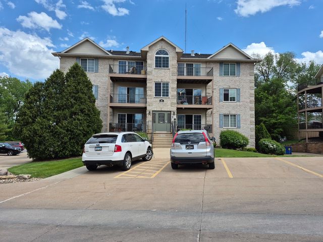 3120 Holiday Court 7, Bettendorf, IA 52722