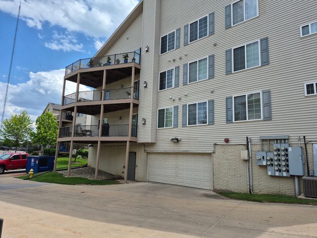 3120 Holiday Court 7, Bettendorf, IA 52722