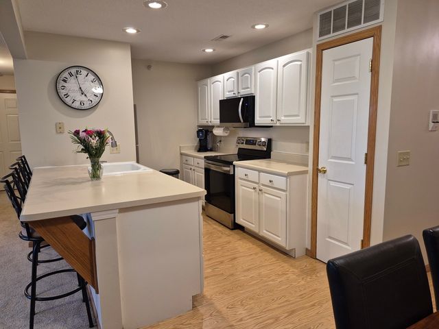 3120 Holiday Court 7, Bettendorf, IA 52722