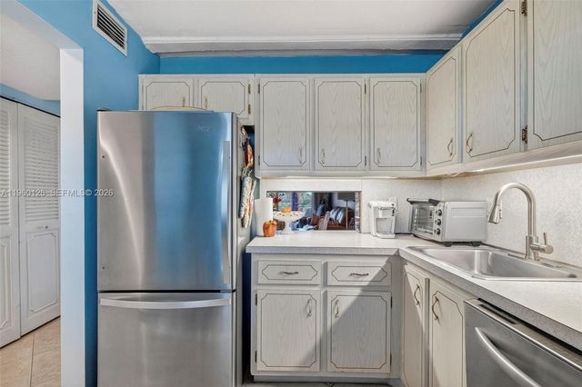 2901 NW 46th Avenue 306, Lauderdale Lakes, FL 33313