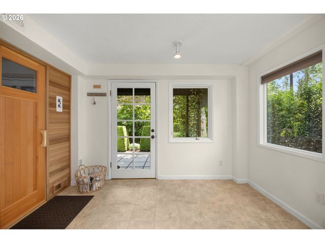 762 LAKE FOREST Dr, Lake Oswego, OR 97034