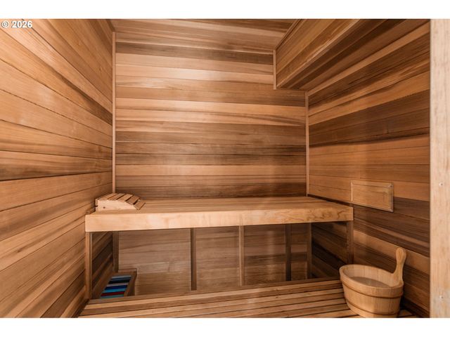 762 LAKE FOREST Dr, Lake Oswego, OR 97034