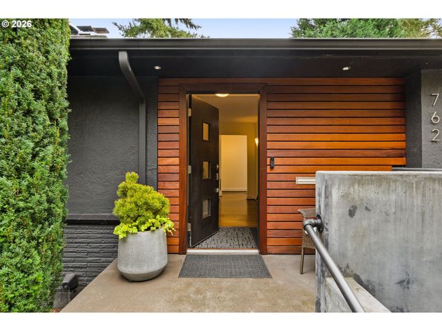 762 LAKE FOREST Dr, Lake Oswego, OR 97034