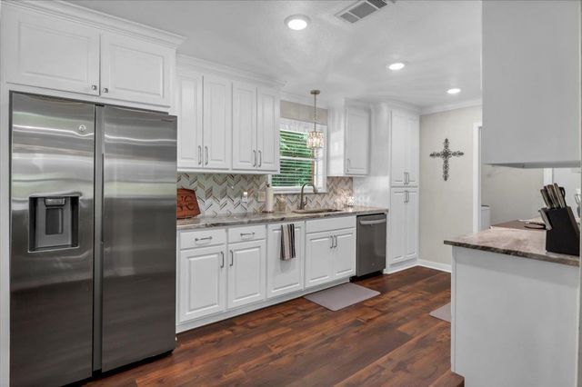 1704 Oakwood Drive, Troup, TX 75789