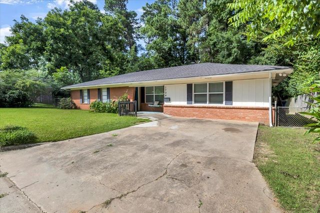 1704 Oakwood Drive, Troup, TX 75789