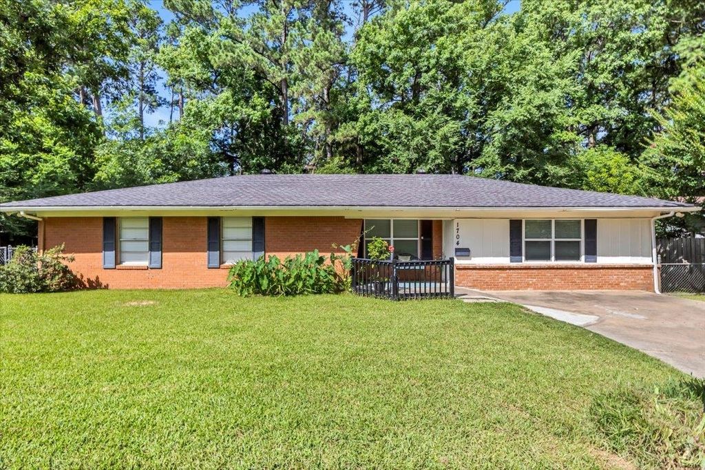 1704 Oakwood Drive, Troup, TX 75789