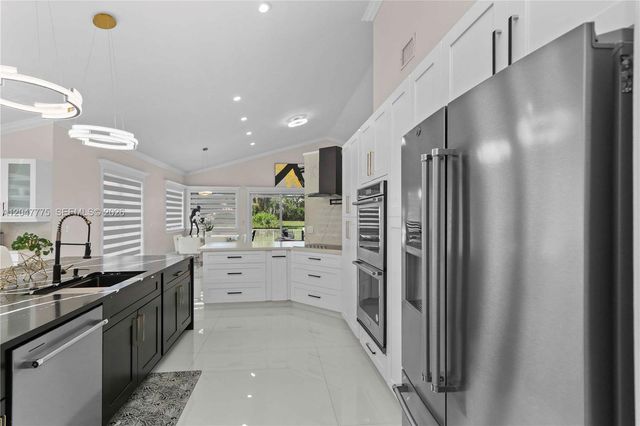 1530 W Lacosta Dr W, Pembroke Pines, FL 33027