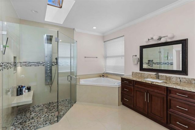 1530 W Lacosta Dr W, Pembroke Pines, FL 33027