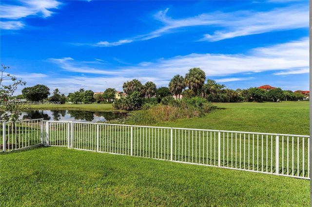 1530 W Lacosta Dr W, Pembroke Pines, FL 33027