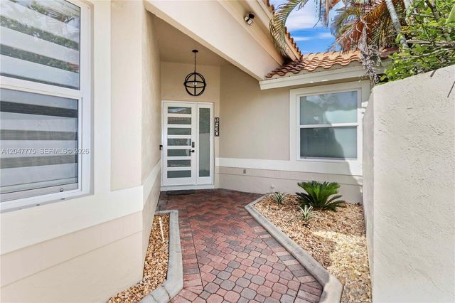 1530 W Lacosta Dr W, Pembroke Pines, FL 33027