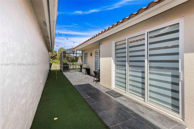 1530 W Lacosta Dr W, Pembroke Pines, FL 33027