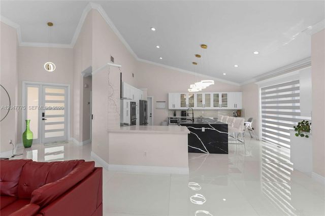 1530 W Lacosta Dr W, Pembroke Pines, FL 33027