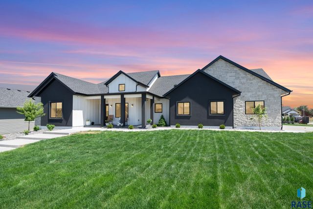 500 N Corsair Cir Circle, Sioux Falls, SD 57110