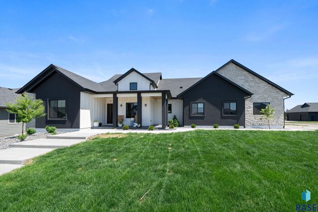 500 N Corsair Cir Circle, Sioux Falls, SD 57110