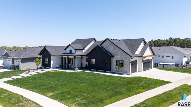 500 N Corsair Cir Circle, Sioux Falls, SD 57110