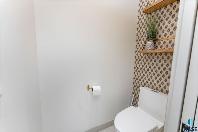 500 N Corsair Cir Circle, Sioux Falls, SD 57110