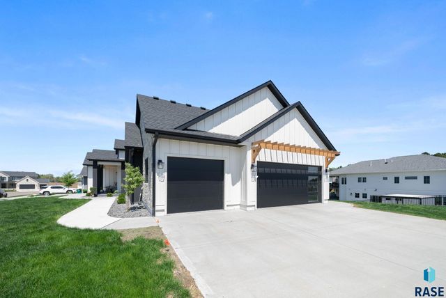 500 N Corsair Cir Circle, Sioux Falls, SD 57110