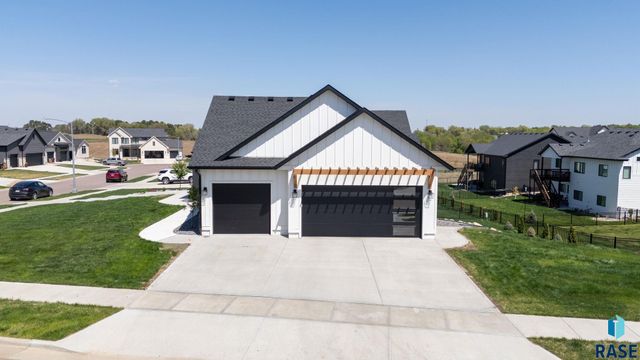 500 N Corsair Cir Circle, Sioux Falls, SD 57110