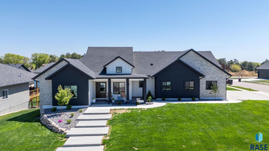 500 N Corsair Cir Circle, Sioux Falls, SD 57110