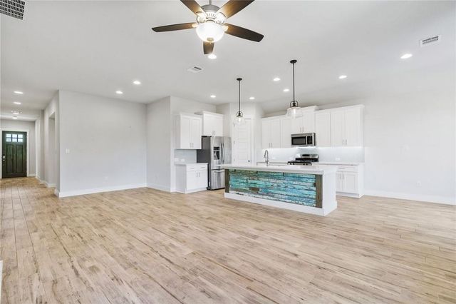 941 Del Raphael DR, Leander, TX 78641