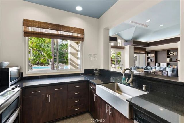 2243 Martin 211, Irvine, CA 92612