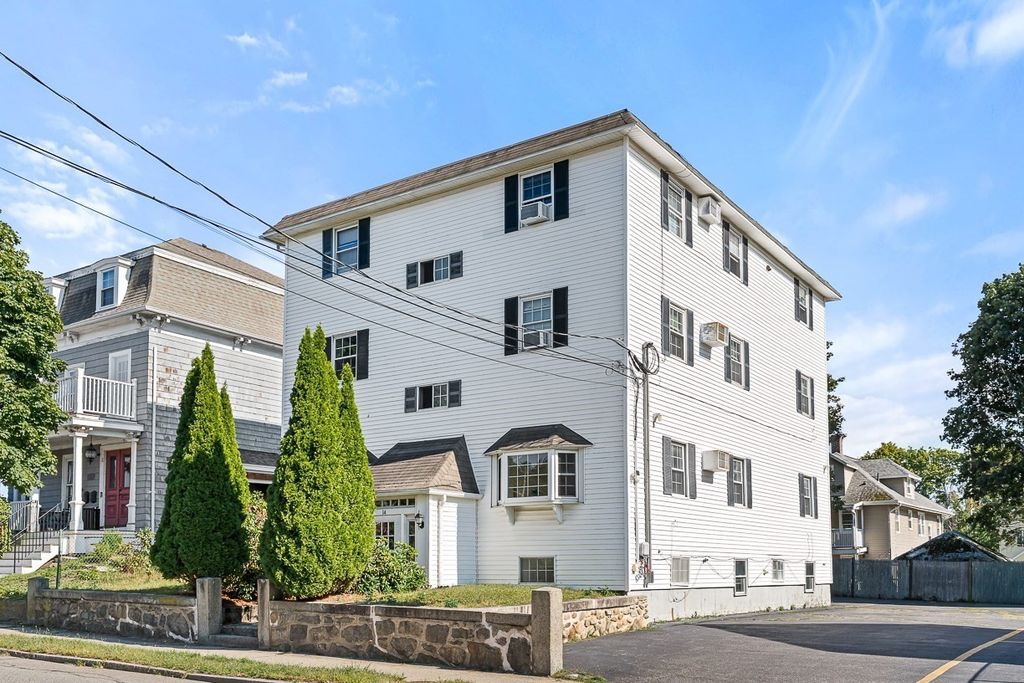 14 W Water St 1, Wakefield, MA 01880
