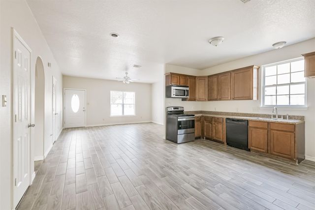 16913 W Juneau, Montgomery, TX 77316