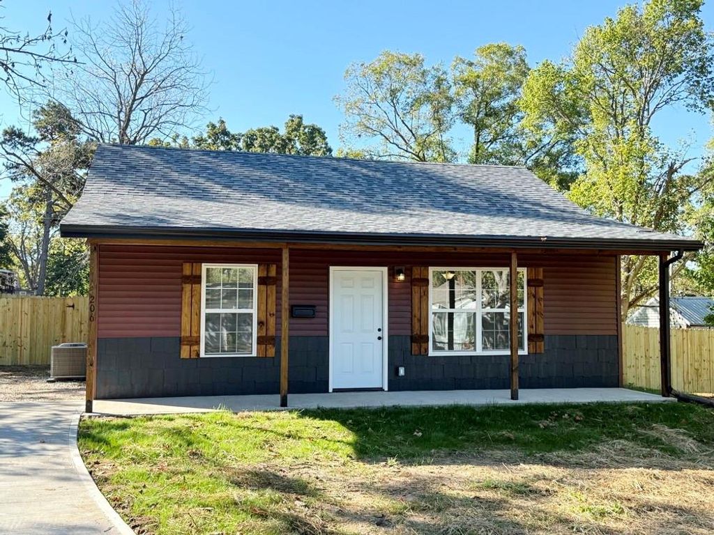 106 E Lafayette Street, El Dorado Springs, MO 64744