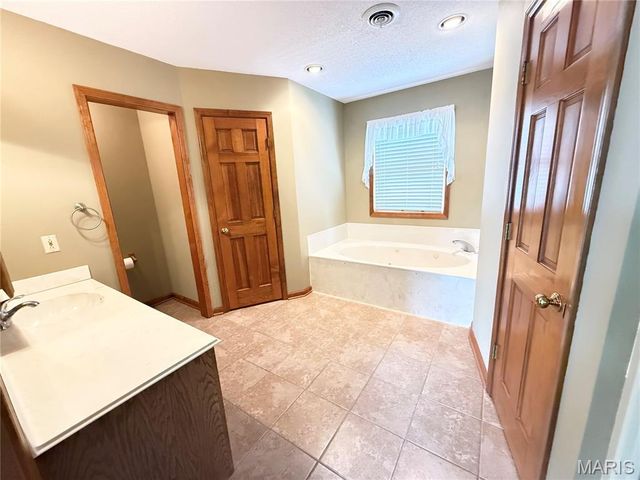 525 W Lindenwood Avenue, Sikeston, MO 63801