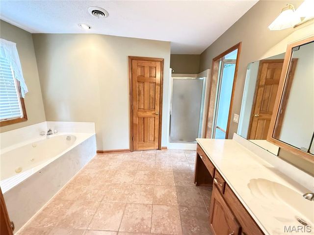 525 W Lindenwood Avenue, Sikeston, MO 63801