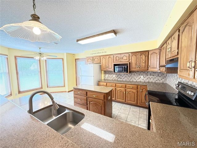 525 W Lindenwood Avenue, Sikeston, MO 63801