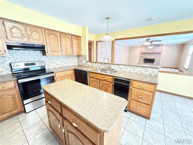 525 W Lindenwood Avenue, Sikeston, MO 63801