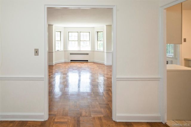 2 chateaux Circle 2E, Scarsdale, NY 10583