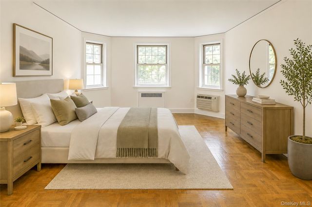 2 chateaux Circle 2E, Scarsdale, NY 10583