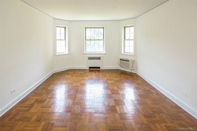 2 chateaux Circle 2E, Scarsdale, NY 10583