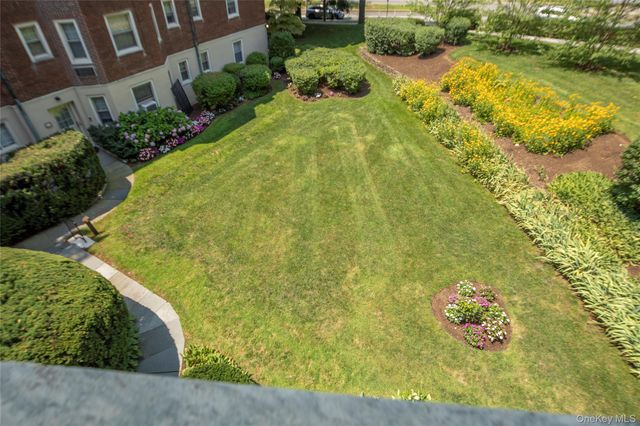 2 chateaux Circle 2E, Scarsdale, NY 10583
