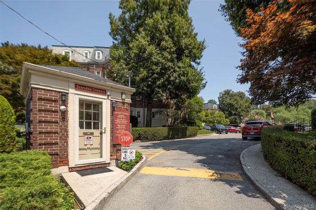 2 chateaux Circle 2E, Scarsdale, NY 10583