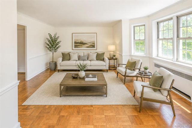 2 chateaux Circle 2E, Scarsdale, NY 10583