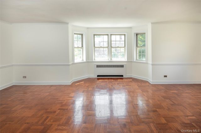 2 chateaux Circle 2E, Scarsdale, NY 10583