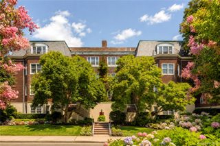 2 chateaux Circle 2E, Scarsdale, NY 10583