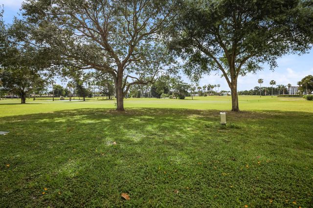 3951 Via Poinciana 112, Lake Worth, FL 33467