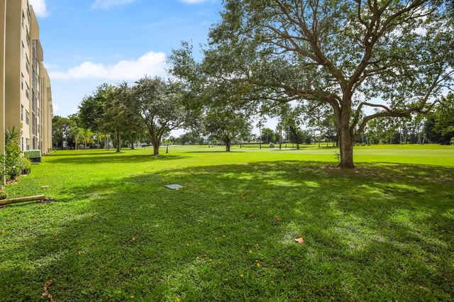 3951 Via Poinciana 112, Lake Worth, FL 33467