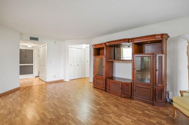3951 Via Poinciana 112, Lake Worth, FL 33467