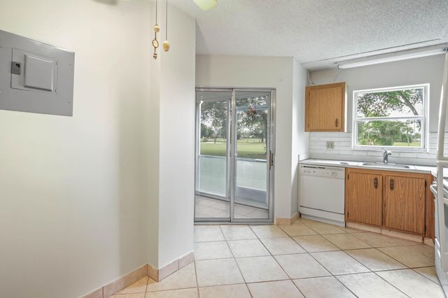 3951 Via Poinciana 112, Lake Worth, FL 33467