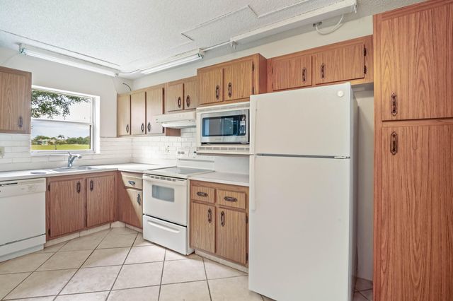 3951 Via Poinciana 112, Lake Worth, FL 33467