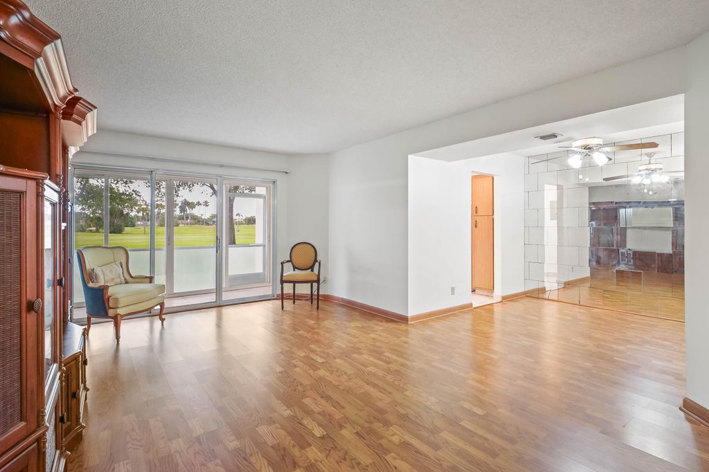 3951 Via Poinciana 112, Lake Worth, FL 33467