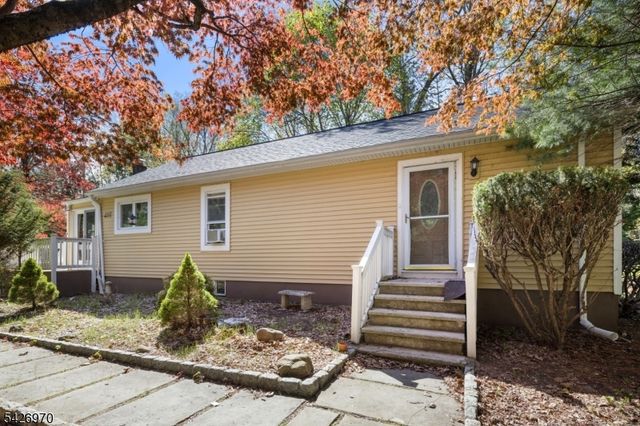 10 Old Stone Church Rd, Upper Saddle River Boro, NJ 07458